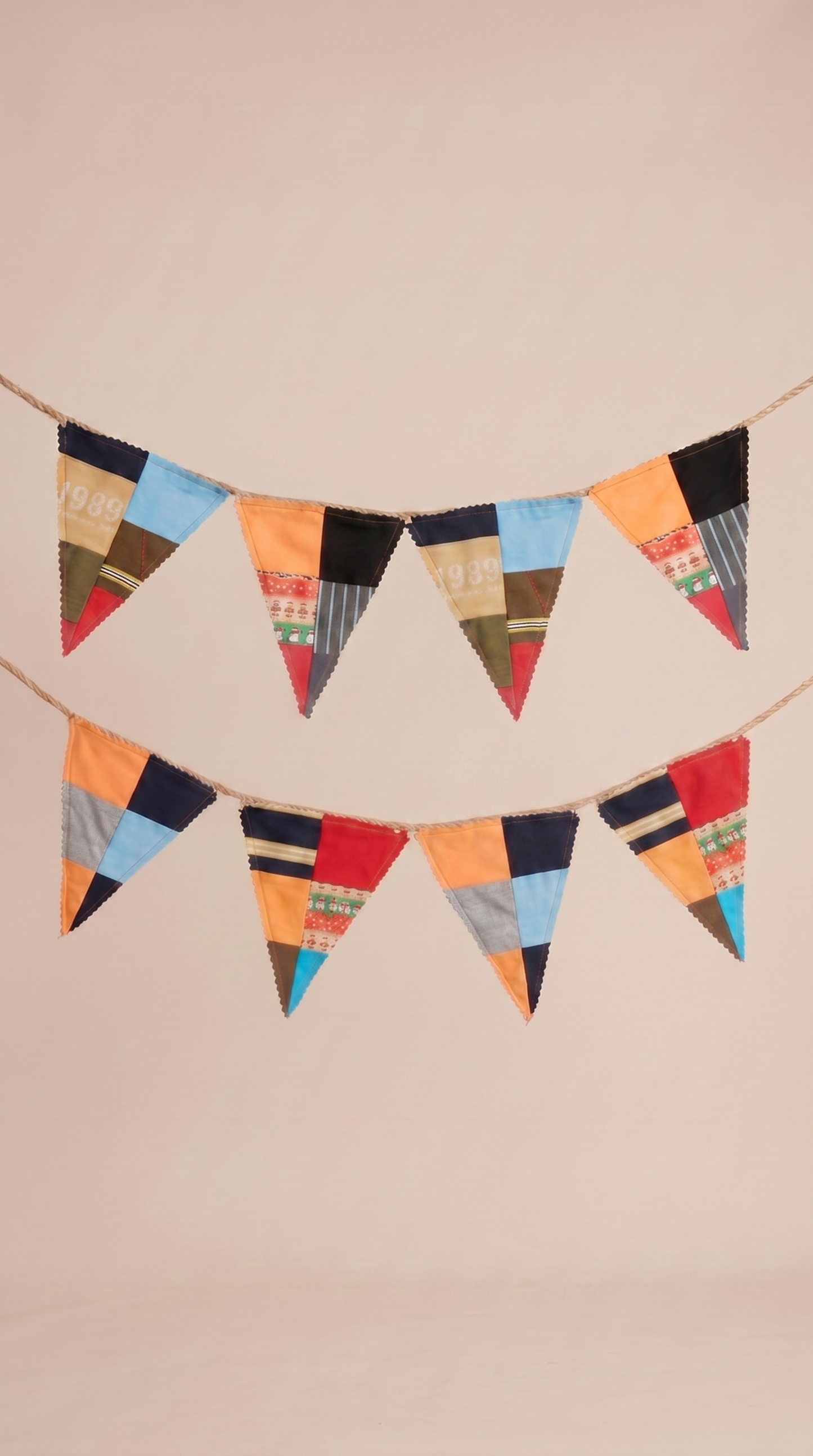 Detail herinneringsvlaggenlijn - kleurrijke vlaggetjes van eigen kleding