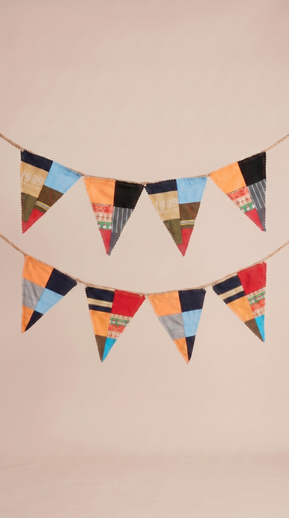 Detail herinneringsvlaggenlijn - kleurrijke vlaggetjes van eigen kleding